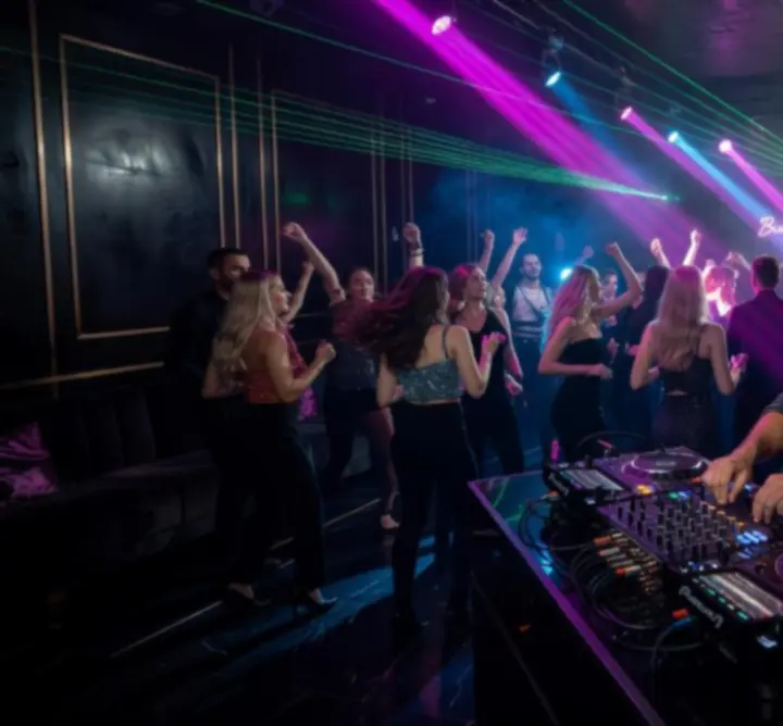 Profi DJ élőben egy éjszakai klubban, táncoló közönséggel