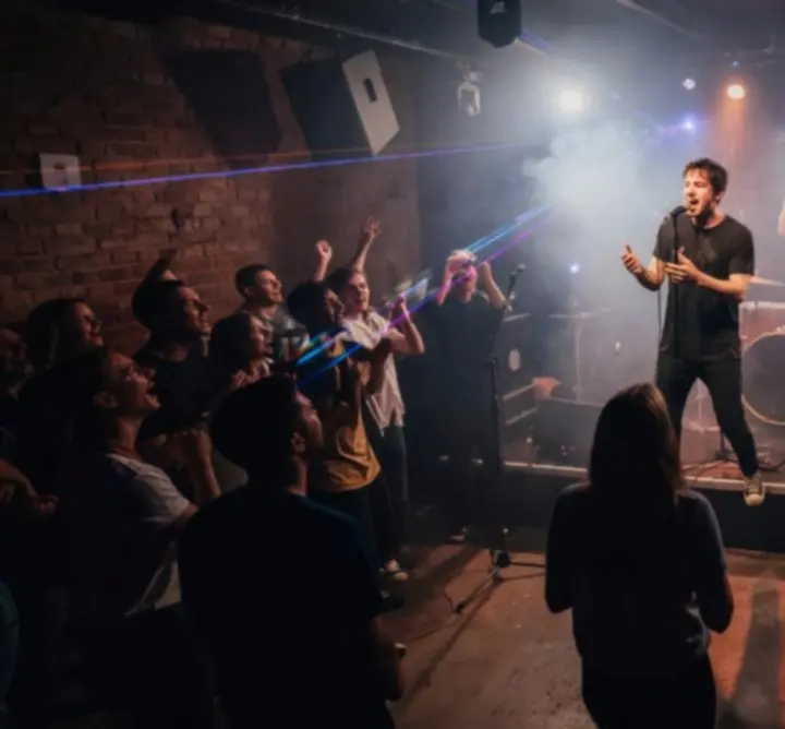 Következő koncert hangulata színpaddal és közönséggel